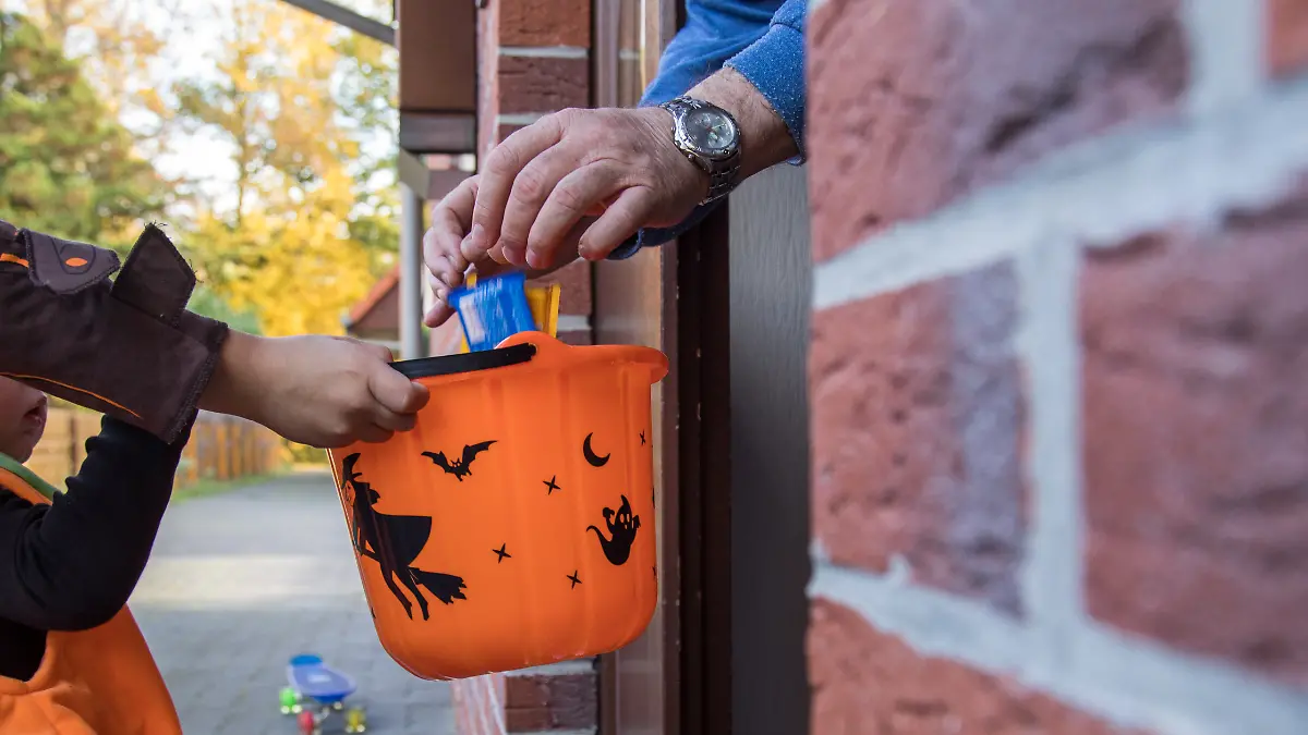 Zwei verkleidete Kinder sammeln am 08.11.2018 in Hamburg zu Halloween Suessigkeiten (gestellte Szene).