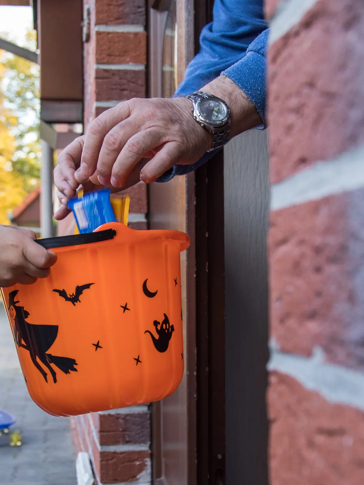 Zwei verkleidete Kinder sammeln am 08.11.2018 in Hamburg zu Halloween Suessigkeiten (gestellte Szene).