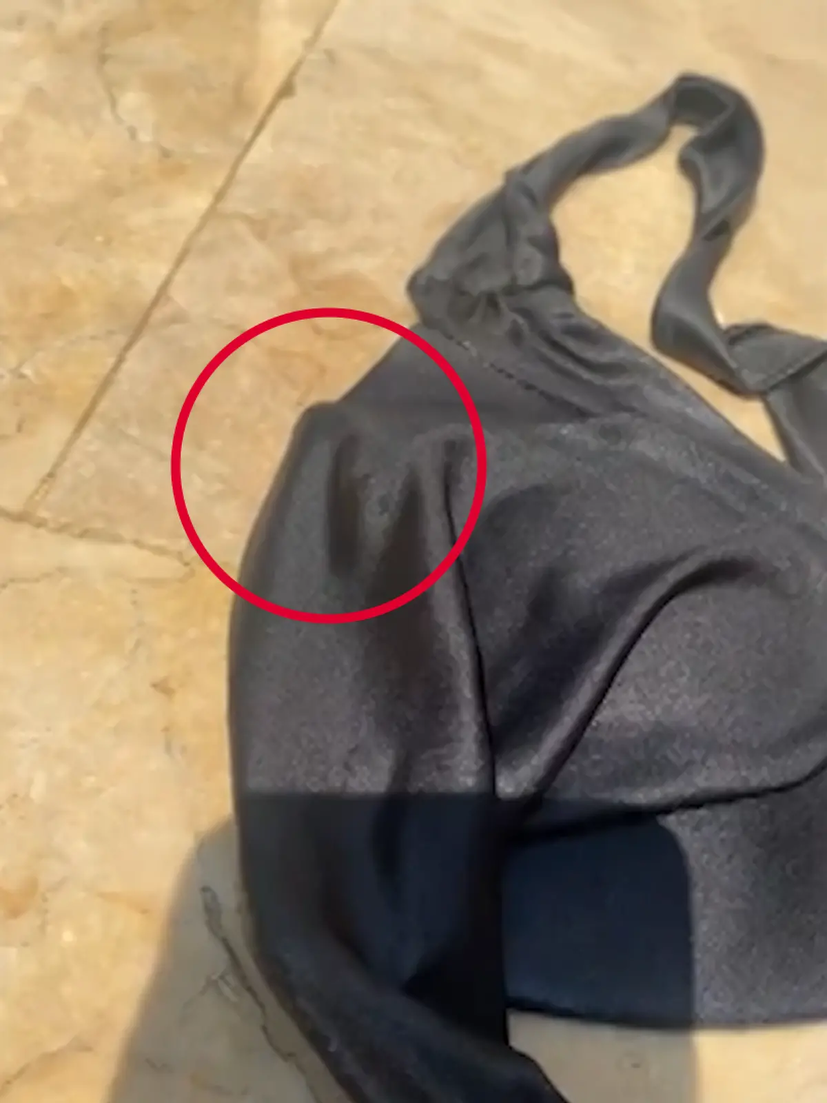 Auf einmal zwickt es der Frau im Bikini