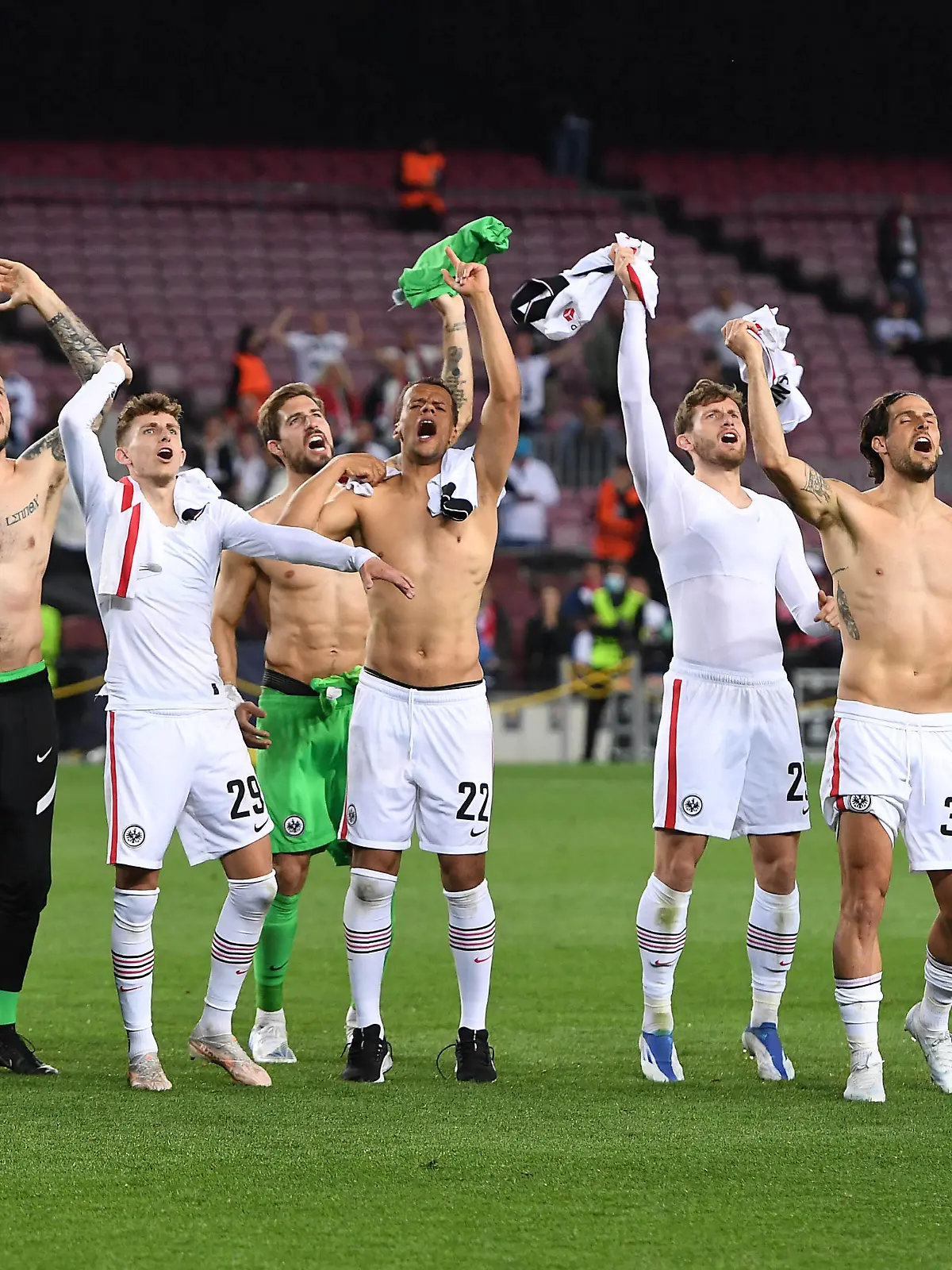 Fußball Europa League Viertelfinale FC Barcelona, Barca - Eintracht Frankfurt am 14.04.2022 im Camp Nou in Barcelona Jens Grahl  Frankfurt , Jesper Lindström  Frankfurt , Timothy Chandler  Frankfurt , Christopher Lenz  Frankfurt , Goncalo Paciencia  Frankfurt , Aymen Barkok  Frankfurt  feiern den Sieg mit ihren Fans *** Soccer Europa League quarterfinals FC Barcelona Eintracht Frankfurt on 14 04 2022 at Camp Nou in Barcelona Jens Grahl Frankfurt , Jesper Lindström Frankfurt , Timothy Chandler Frankfurt , Christopher Lenz Frankfurt , Goncalo Paciencia Frankfurt , Aymen Barkok Frankfurt celebrate victory with their fans xHDx 