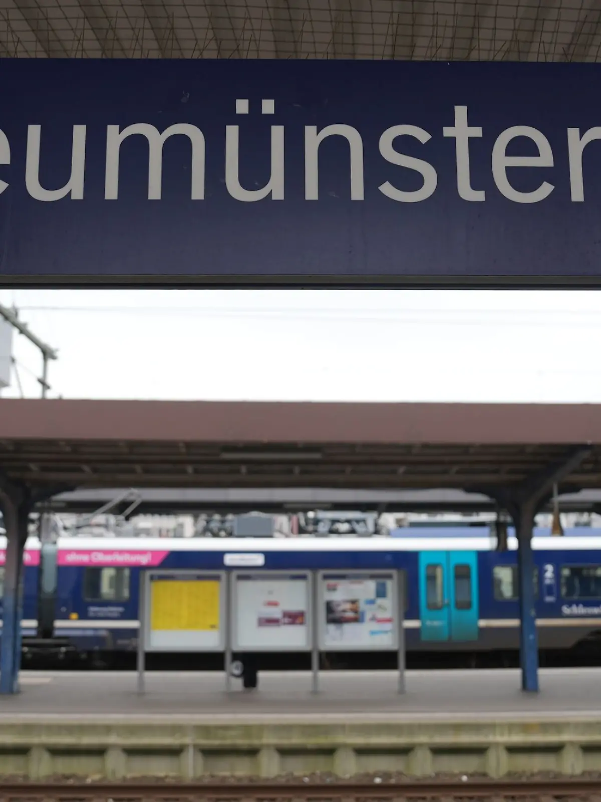 Bild zu: "Kleiner Ausreißer (4) alleine am Bahnhof unterwegs"