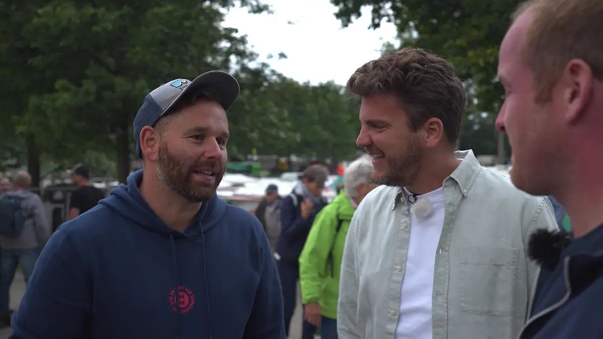 Bauernreporter Ralf (Mitte), „Bauer sucht Frau”-Kandidat Andreas (rechts) auf dessen Freund Robert (links)