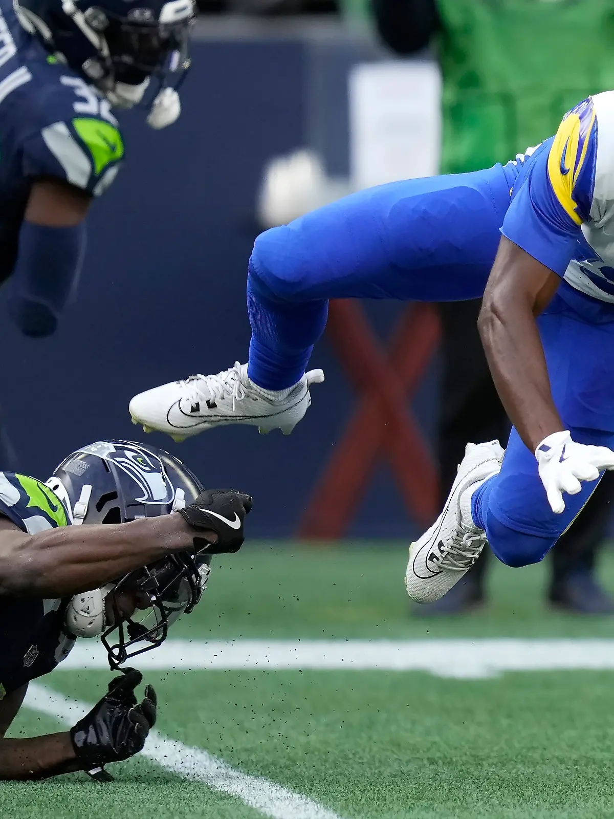 Dee Williams (links unten) von den Seattle Seahawks attackiert Xavier Smith (rechts) von den Los Angeles Rams bei einem Punt Return in der ersten Halbzeit der NFL-Partie zwischen den Rams und den Seahawks.