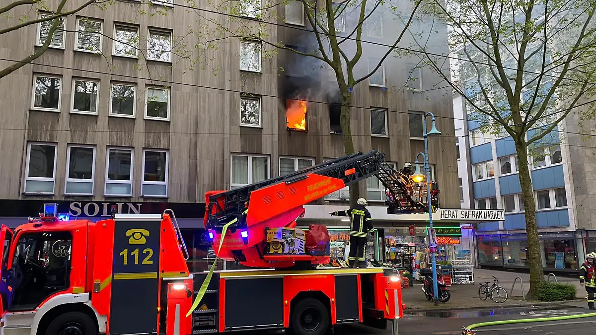 Wohnungsbrand in der Mülheimer Innenstadt. 31 Personen durch Feuerwehr gerettet.