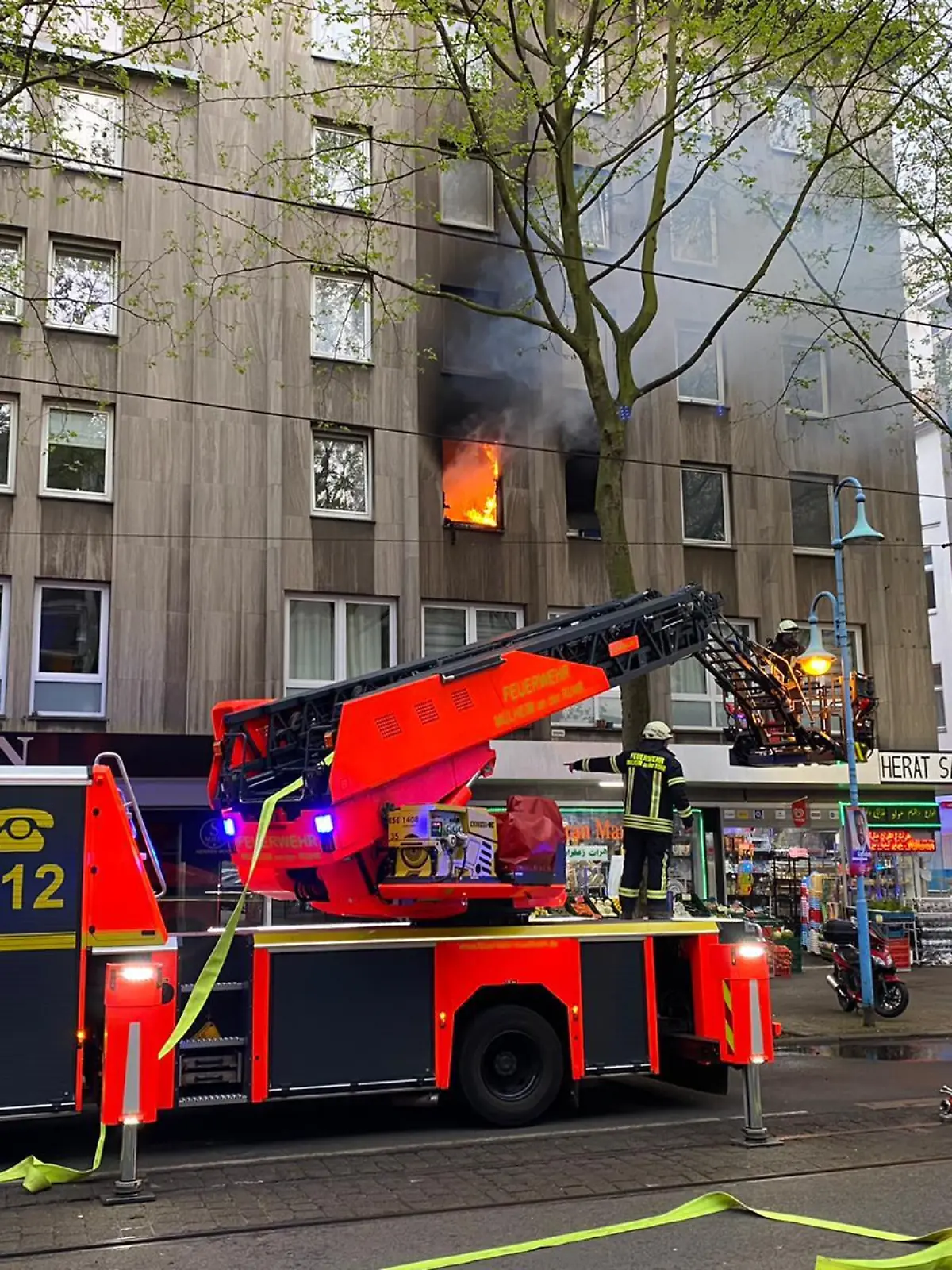 Wohnungsbrand in der Mülheimer Innenstadt. 31 Personen durch Feuerwehr gerettet.