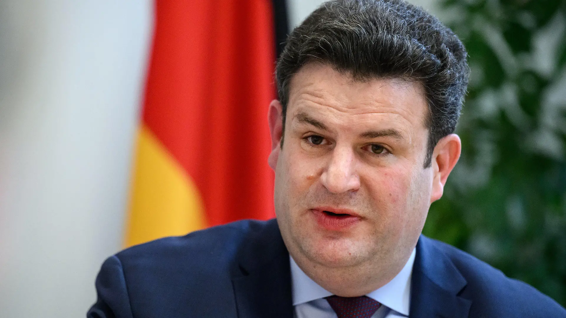 ARCHIV - 06.04.2022, Berlin: Hubertus Heil (SPD), Bundesminister für Arbeit und Soziales, sitzt bei einem Interview mit der Deutschen Presse-Agentur dpa in einem Besprechungsraum im Bundesministerium für Arbeit und Soziales. (Zu dpa "Heil rechnet mit 1,4 bis 1,5 Prozent Wachstum") Foto: Bernd von Jutrczenka/dpa +++ dpa-Bildfunk +++