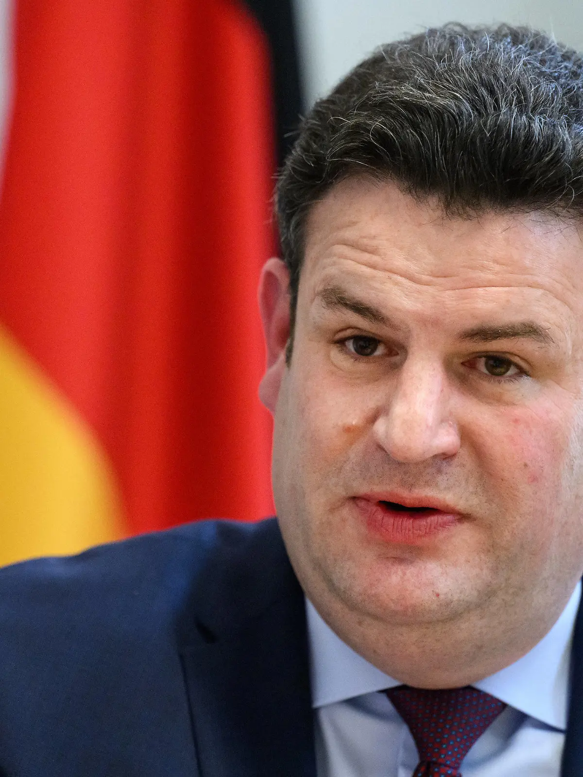ARCHIV - 06.04.2022, Berlin: Hubertus Heil (SPD), Bundesminister für Arbeit und Soziales, sitzt bei einem Interview mit der Deutschen Presse-Agentur dpa in einem Besprechungsraum im Bundesministerium für Arbeit und Soziales. (Zu dpa "Heil rechnet mit 1,4 bis 1,5 Prozent Wachstum") Foto: Bernd von Jutrczenka/dpa +++ dpa-Bildfunk +++