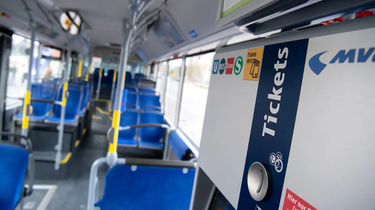 ARCHIV - 31.03.2022, Bayern, München: Eim Ticketautomat ist in einem Bus der Münchner Verkehrsgesellschaft (MVG) zu sehen. (zu dpa: «Kritik an Finanzplänen des Bundes für 9-Euro-Ticket hält an») Foto: Sven Hoppe/dpa +++ dpa-Bildfunk +++
