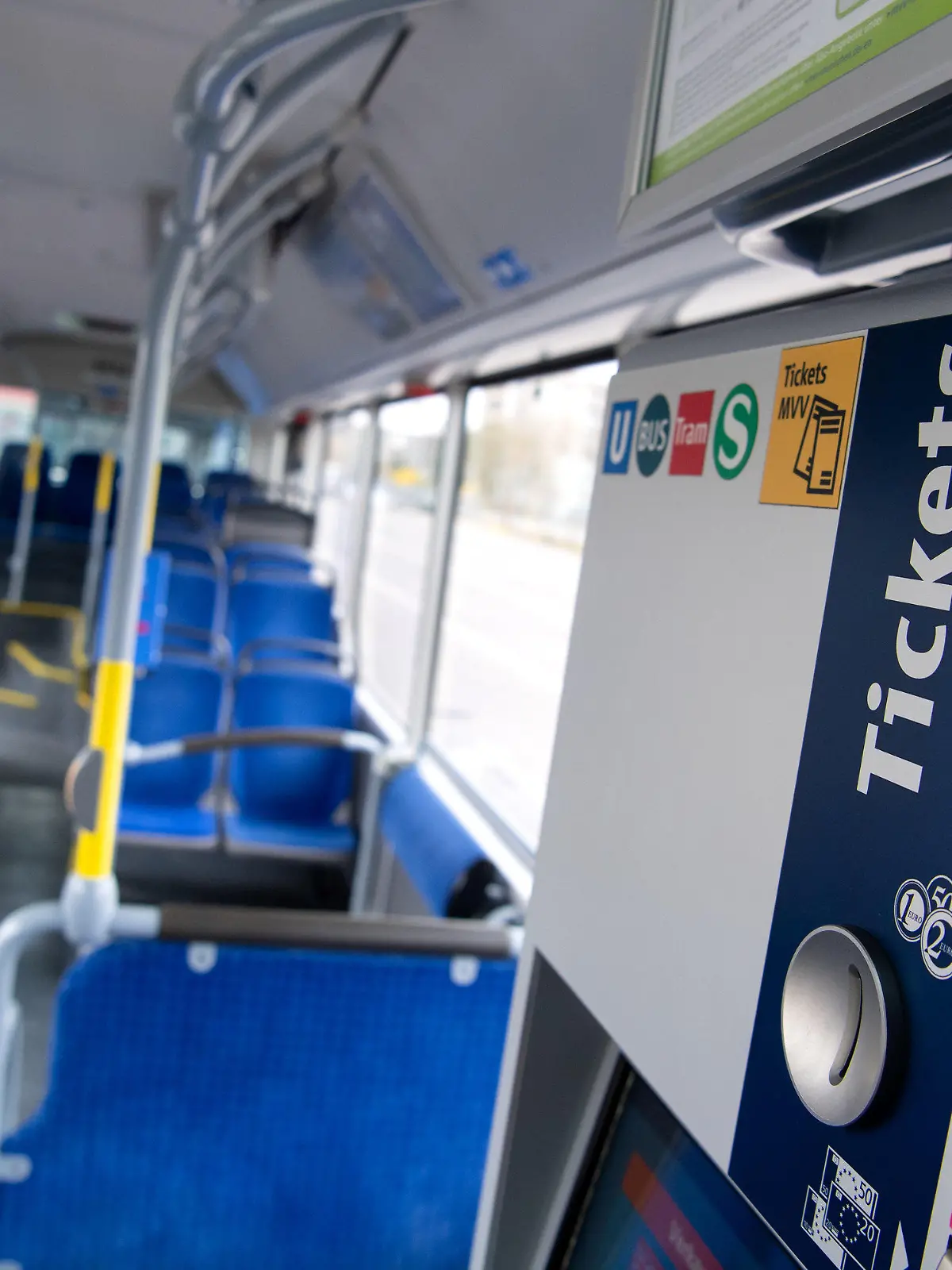ARCHIV - 31.03.2022, Bayern, München: Eim Ticketautomat ist in einem Bus der Münchner Verkehrsgesellschaft (MVG) zu sehen. (zu dpa: «Kritik an Finanzplänen des Bundes für 9-Euro-Ticket hält an») Foto: Sven Hoppe/dpa +++ dpa-Bildfunk +++