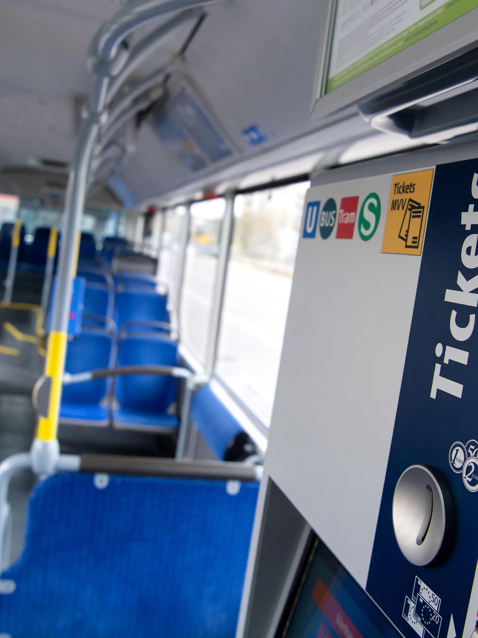 ARCHIV - 31.03.2022, Bayern, München: Eim Ticketautomat ist in einem Bus der Münchner Verkehrsgesellschaft (MVG) zu sehen. (zu dpa: «Kritik an Finanzplänen des Bundes für 9-Euro-Ticket hält an») Foto: Sven Hoppe/dpa +++ dpa-Bildfunk +++