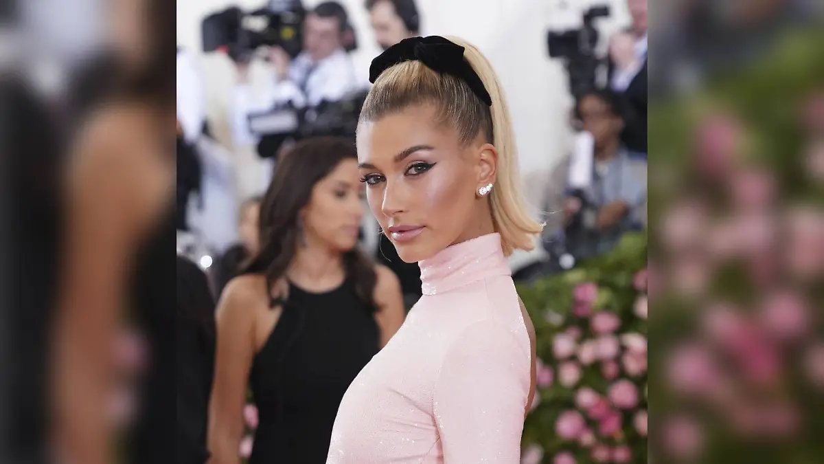 Auch Stars wie Hailey Bieber lieben den Sleek-Look.