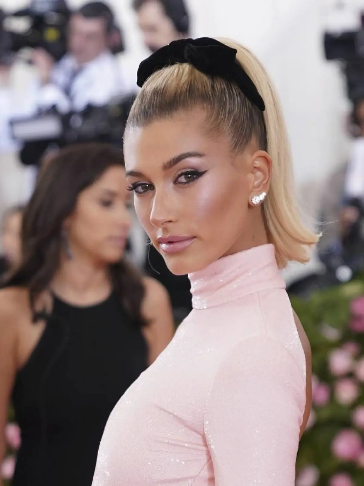 Auch Stars wie Hailey Bieber lieben den Sleek-Look.