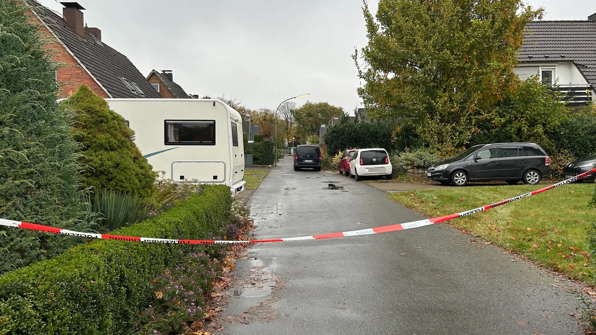 Die Straße zum Wohnhaus ist abgesperrt.