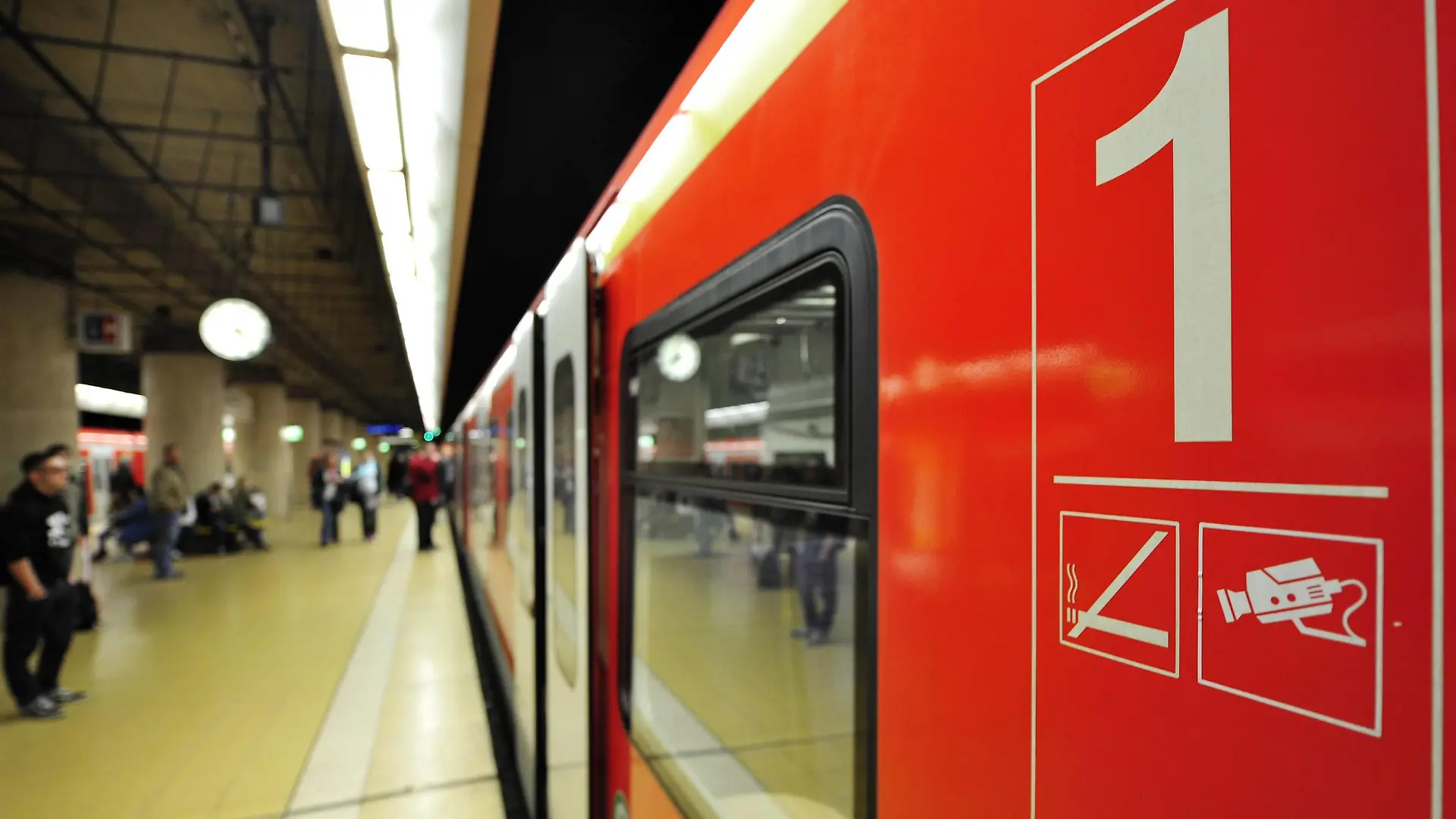 Bildnummer: 55279408 Datum: 23.03.2011 Copyright: imago/Pressefoto Kraufmann&KraufmannVideoüberwachung bei der S-Bahn Stuttgart - Hinweisschild für Videoüberwachung auf einem Wagen der S 1 Gesellschaft Bahn Verkehr Überwachung Objekte S Bahn Wagen SBahn Stuttgart kbdig xsk 2011 quer o0 ÖPNV, S1, Sicherheit, Überwachungskamera o00 Verbot, RauchverbotBildnummer 55279408 Date 23 03 2011 Copyright Imago Press photo Kraufmann&Kraufmann Video surveillance at the S Railway Stuttgart Sign for Video surveillance on a Dare the S 1 Society Railway Traffic Monitoring Objects S Railway Dare SBahn Stuttgart Kbdig xSK 2011 horizontal o0 Public transport S1 Security Surveillance camera o00 Ban Smoking ban