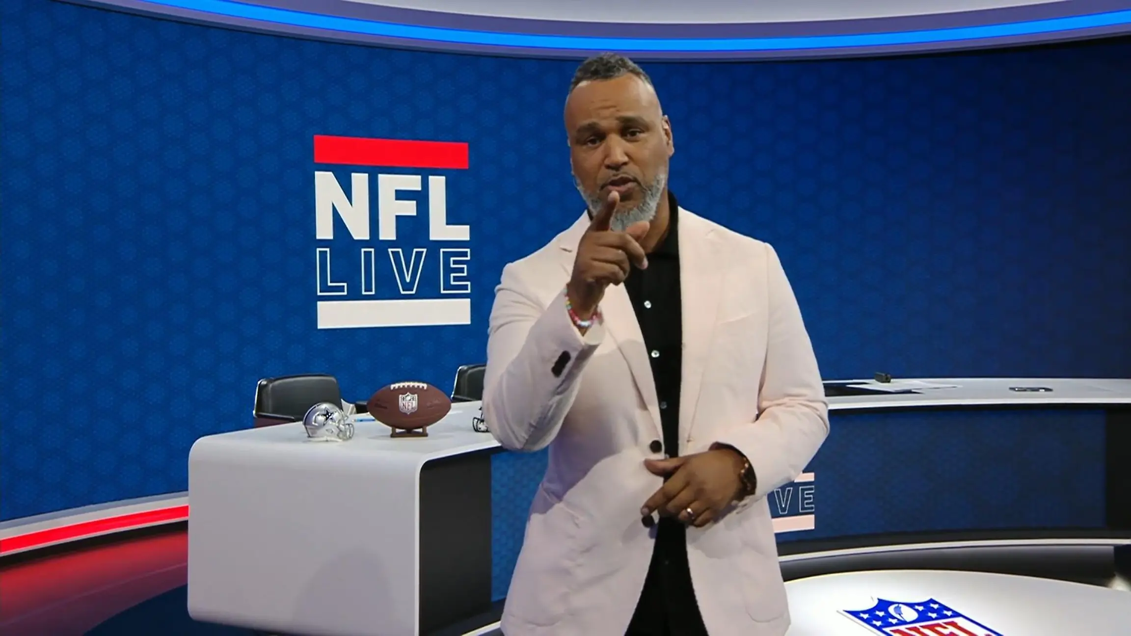 „Coach“ Esume ist heiß auf das NFL Munich Game Seid ihr auch schon ready?