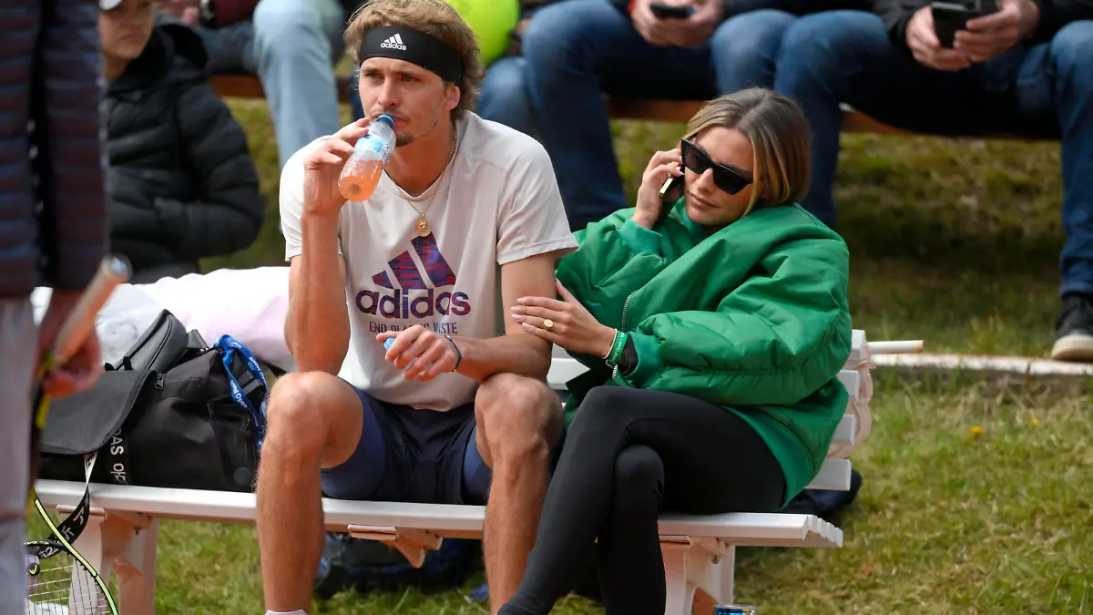 25.04.2022, Tennis Herren ATP, Tennis Herren Tour, BMW-Open Muenchen auf der Iphitos-Tennisanlage, Alexander Sascha Zverev GER trainiert am Nebenplatz, seine Freundin Sophia Thomalla re begleitet ihn, und ist auch in seinen Pausen immer an seiner Seite. Ab und zu telefonierend und zaertlich ueber den Arm streichelnd. *** 25 04 2022, Tennis Men ATP Tour, BMW Open Munich at the Iphitos tennis facility, Alexander Sascha Zverev GER trains on the side court, his girlfriend Sophia Thomalla re accompanies him, and is also in his breaks always by his side From time to time phoning and affectionately stroking his arm