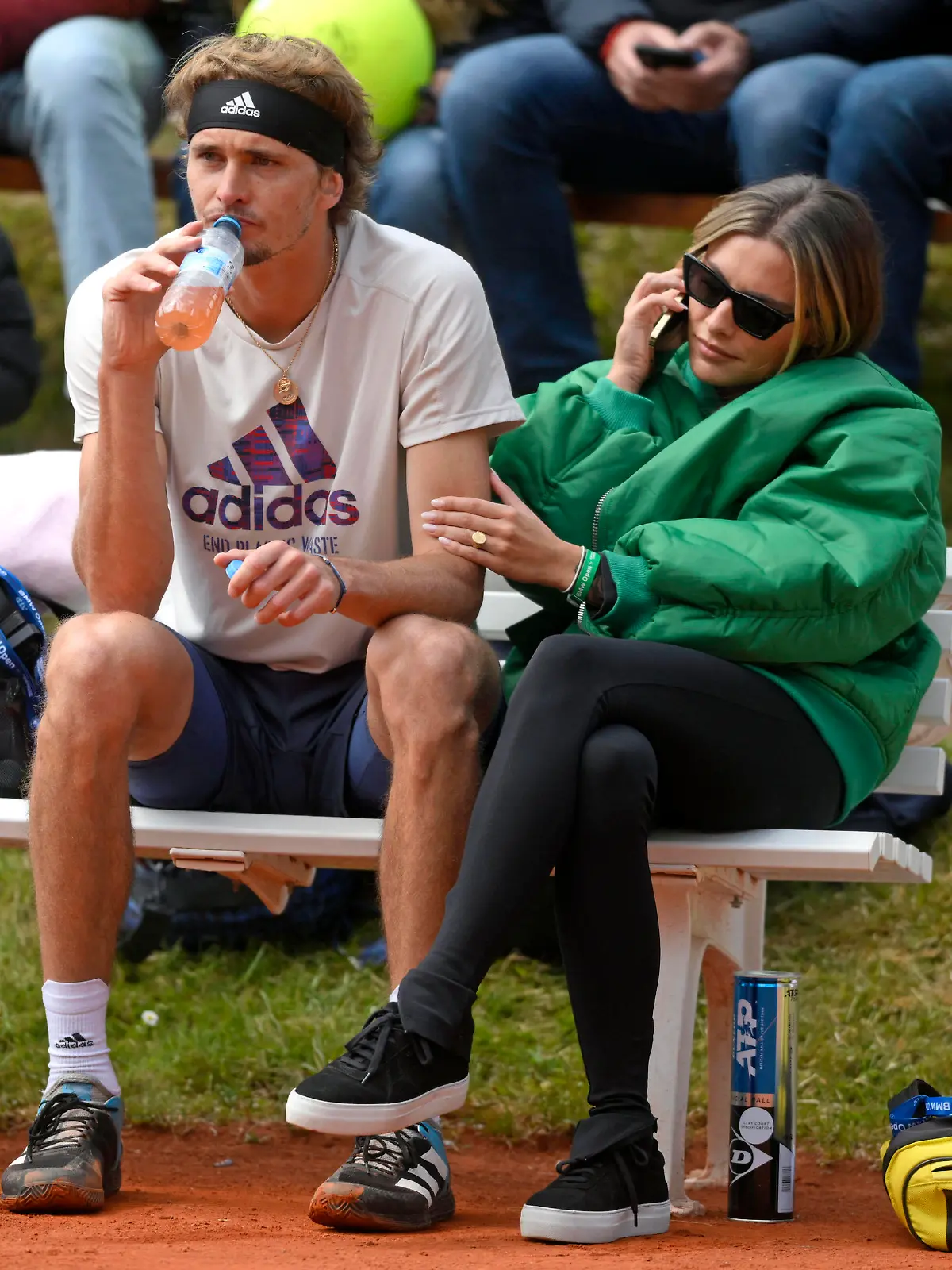 25.04.2022, Tennis Herren ATP, Tennis Herren Tour, BMW-Open Muenchen auf der Iphitos-Tennisanlage, Alexander Sascha Zverev GER trainiert am Nebenplatz, seine Freundin Sophia Thomalla re begleitet ihn, und ist auch in seinen Pausen immer an seiner Seite. Ab und zu telefonierend und zaertlich ueber den Arm streichelnd. *** 25 04 2022, Tennis Men ATP Tour, BMW Open Munich at the Iphitos tennis facility, Alexander Sascha Zverev GER trains on the side court, his girlfriend Sophia Thomalla re accompanies him, and is also in his breaks always by his side From time to time phoning and affectionately stroking his arm 