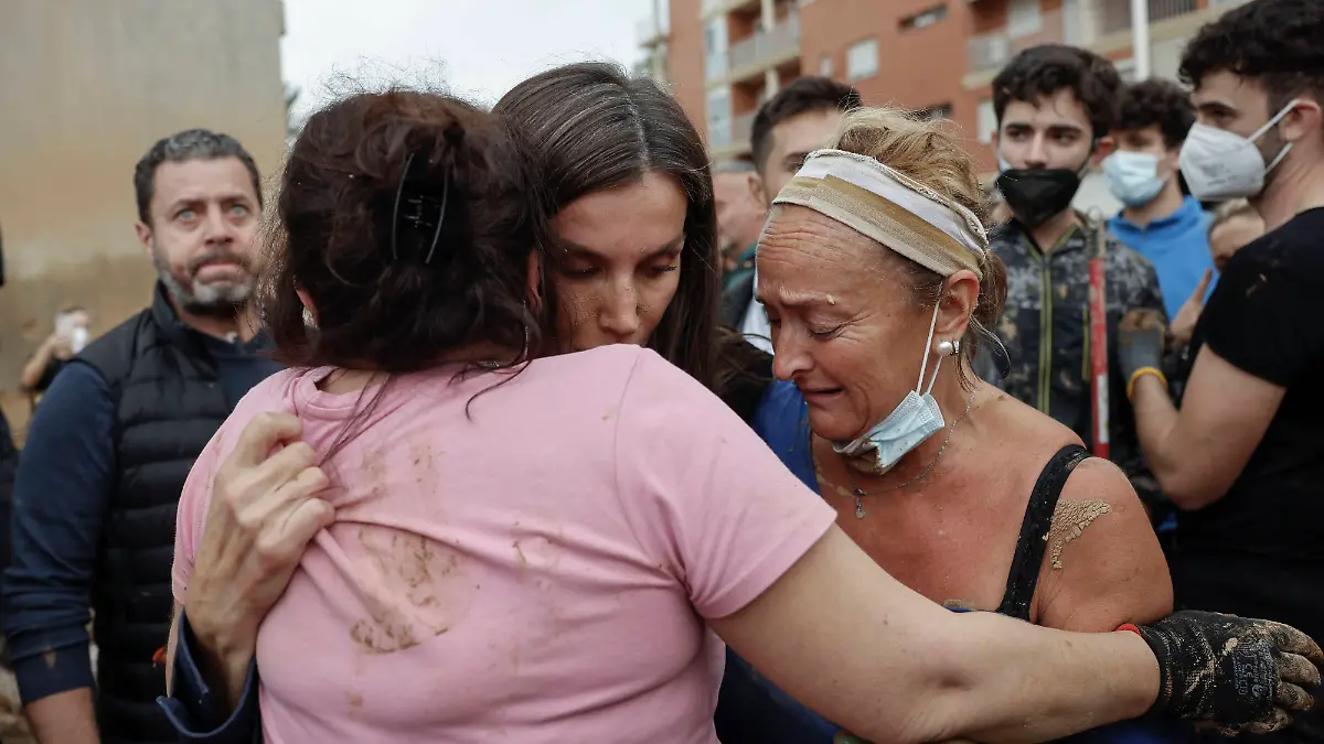 Königin Letizia tröstet die Opfer der Flutkatastrophe in der Region um Valencia.