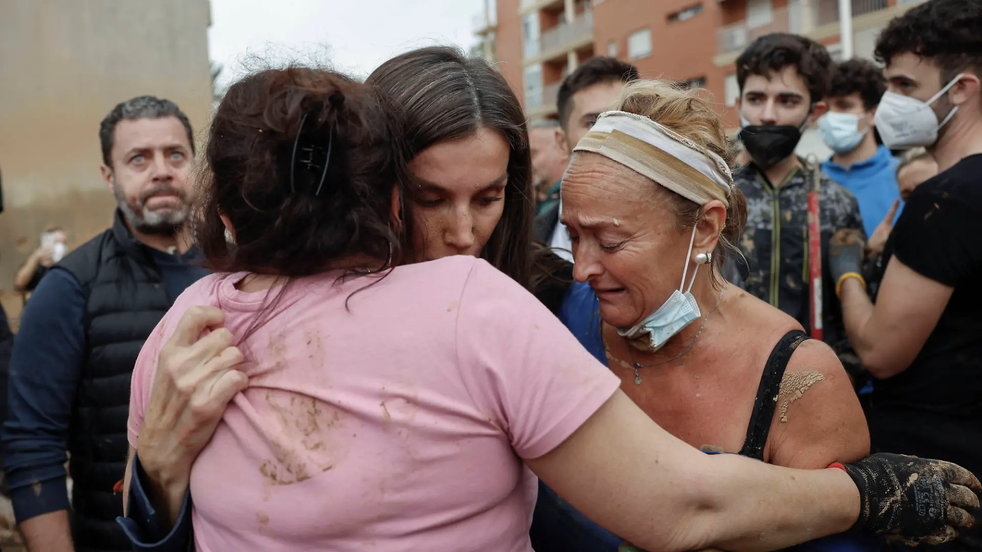 Königin Letizia tröstet die Opfer der Flutkatastrophe in der Region um Valencia.
