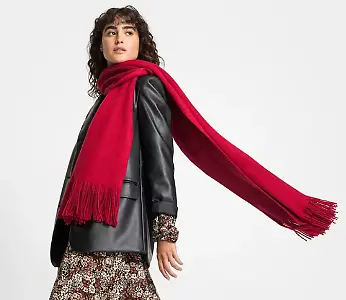 Roter Strickschal