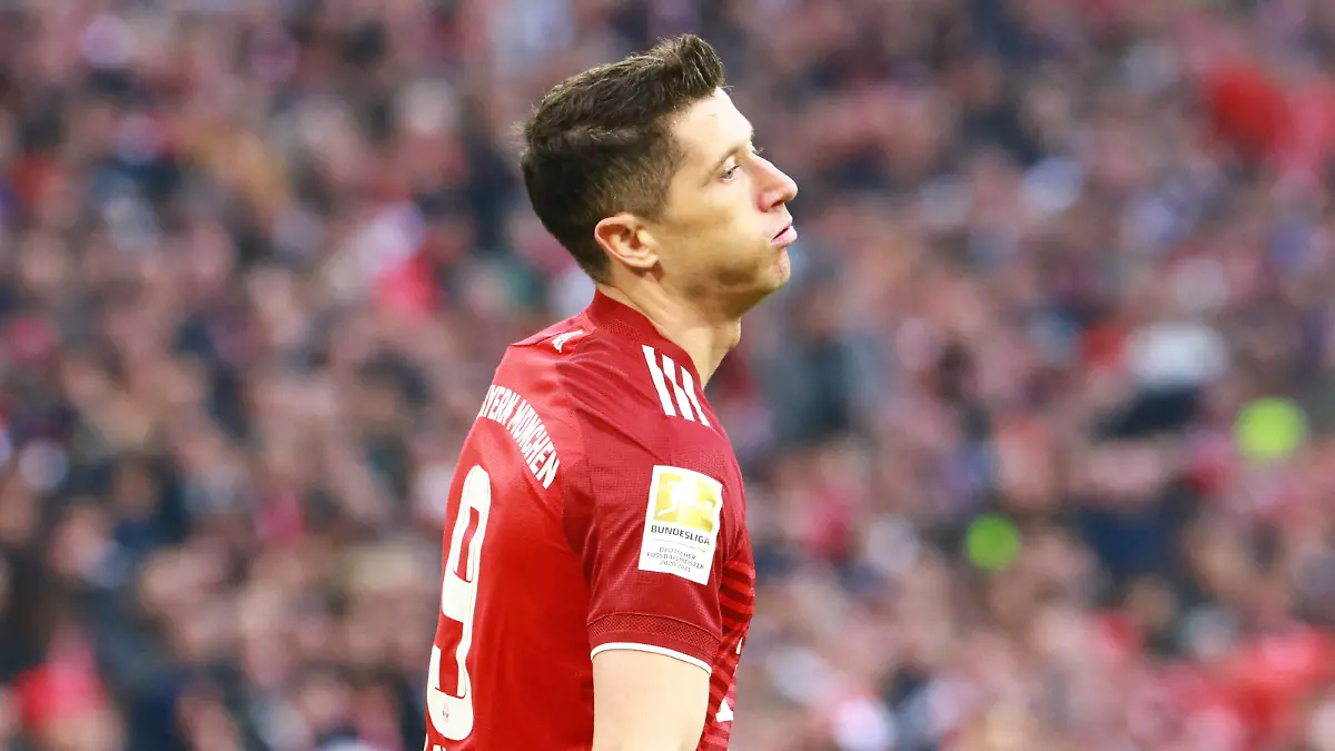9 Robert Lewandowski FCB ohne Torerfolg, Portraet, Portrait, Fussball / 1. BL / FC Bayern Muenchen - Borussia Dortmund / 23.04.2022 / Allianz Arena / FOTO: Mladen Lackovic / LakoPress *** 9 Robert Lewandowski FCB without scoring, portrait, football 1 BL FC Bayern Muenchen Borussia Dortmund 23 04 2022 Allianz Arena PHOTO Mladen Lackovic LakoPress