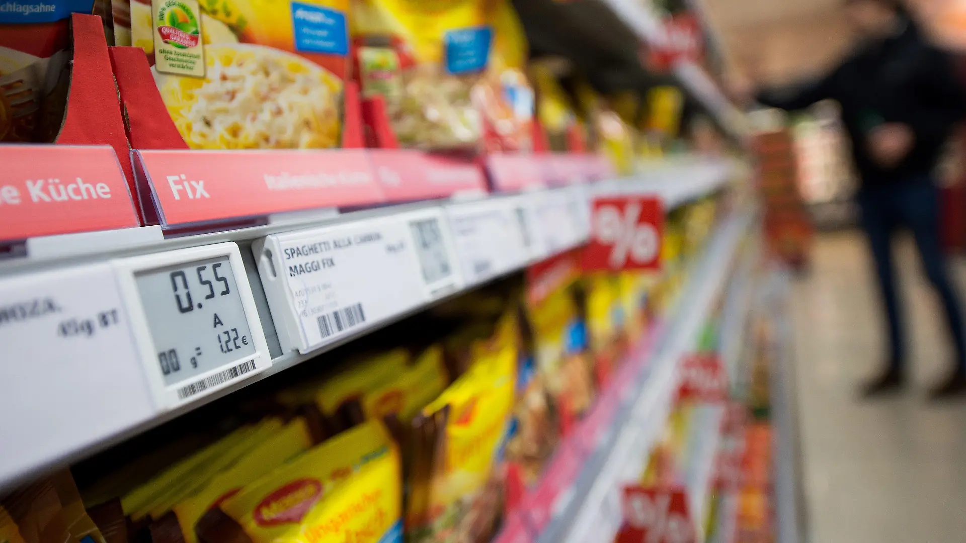 Ein elektronisches Preisschild, aufgenommen am 28.01.2015 in einem Supermarkt von Rewe in Düsseldorf (Nordrhein-Westfalen). Foto: Marius Becker/dpa (zu dpa-KORR.: "Elektronische Preisschilder kommen: Die Preise werden beweglicher" vom 29.01.2015) +++(c) dpa - Bildfunk+++