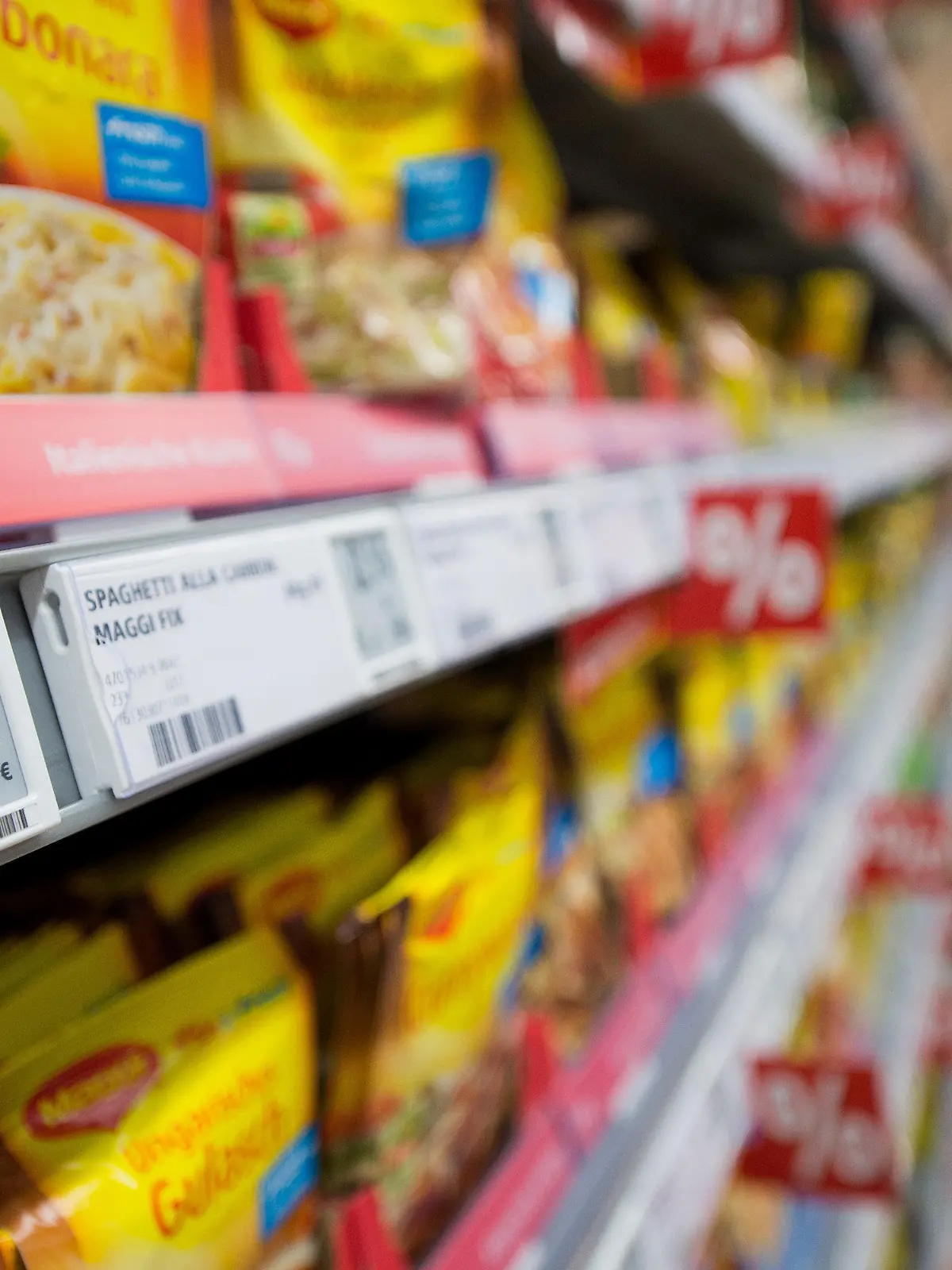 Ein elektronisches Preisschild, aufgenommen am 28.01.2015 in einem Supermarkt von Rewe in Düsseldorf (Nordrhein-Westfalen). Foto: Marius Becker/dpa (zu dpa-KORR.: "Elektronische Preisschilder kommen: Die Preise werden beweglicher" vom 29.01.2015) +++(c) dpa - Bildfunk+++