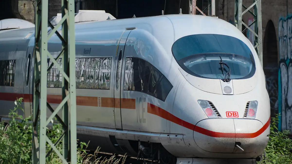 Düsseldorf 16.06.2023 Nahverkehr Fernverkehr ICE ÖPNV DB Deutsche Bahn Tarife Pendler  Tickets Ticket Lokführer-Gewerkschaft GDL Gewerkschaft Deutscher Lokomotivführerstreik Lokführerstreik Eisenbahngewerkschaft und Verkehrsgewerkschaft  EVG  Tarifkonflikt Lokführerstreik Zug GDL Bahnstreik Bundesbahn 49-Euro-Ticket Deutschlandticket Zugverspätungen Bahnverspätungen Düsseldorf Nordrhein-Westfalen Deutschland *** Düsseldorf 16 06 2023 local traffic long-distance traffic ICE ÖPNV DB Deutsche Bahn tariffs commuter home office tickets ticket train driver union GDL union German locomotive driver strike train driver strike railroad union and transport union EVG tariff conflict train driver strike train GDL railroad strike f