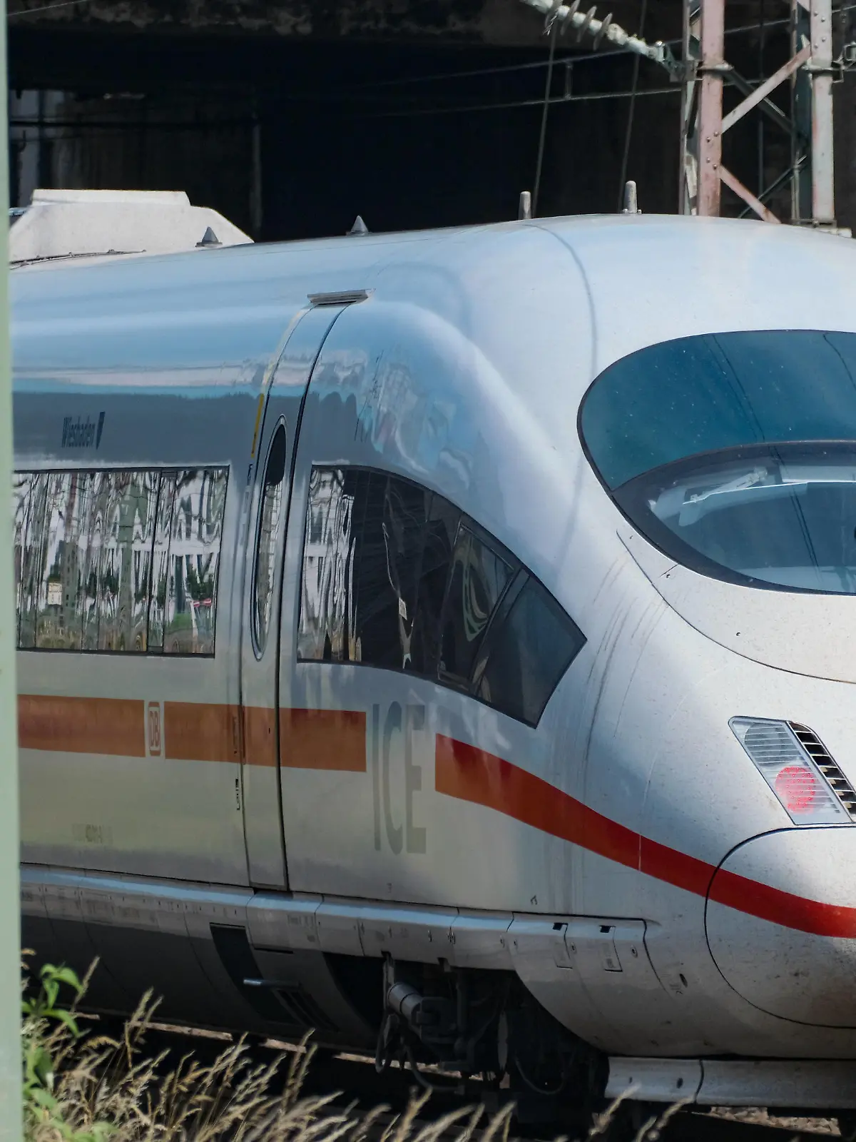 Düsseldorf 16.06.2023 Nahverkehr Fernverkehr ICE ÖPNV DB Deutsche Bahn Tarife Pendler  Tickets Ticket Lokführer-Gewerkschaft GDL Gewerkschaft Deutscher Lokomotivführerstreik Lokführerstreik Eisenbahngewerkschaft und Verkehrsgewerkschaft  EVG  Tarifkonflikt Lokführerstreik Zug GDL Bahnstreik Bundesbahn 49-Euro-Ticket Deutschlandticket Zugverspätungen Bahnverspätungen Düsseldorf Nordrhein-Westfalen Deutschland *** Düsseldorf 16 06 2023 local traffic long-distance traffic ICE ÖPNV DB Deutsche Bahn tariffs commuter home office tickets ticket train driver union GDL union German locomotive driver strike train driver strike railroad union and transport union EVG tariff conflict train driver strike train GDL railroad strike f