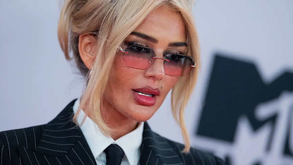 Rapperin Loredana geht über den Roten Teppich bei der Verleihung der MTV Europe Music Awards vor PSD Bank Dome.