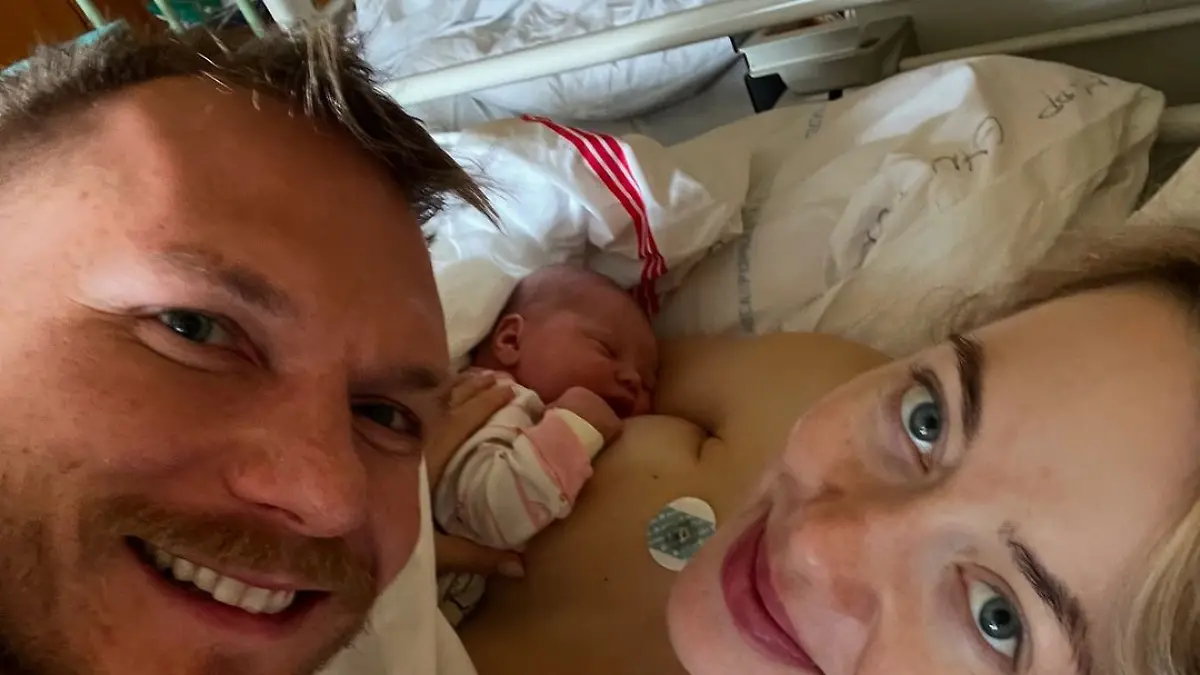 Adam Zampa mit seiner Frau Anna und Töchterchen Zoe.
