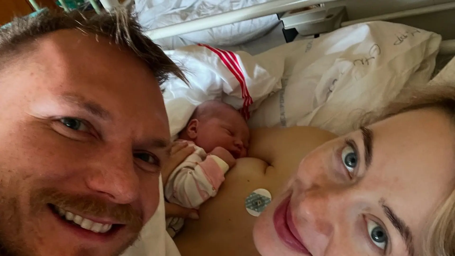 Adam Zampa mit seiner Frau Anna und Töchterchen Zoe.