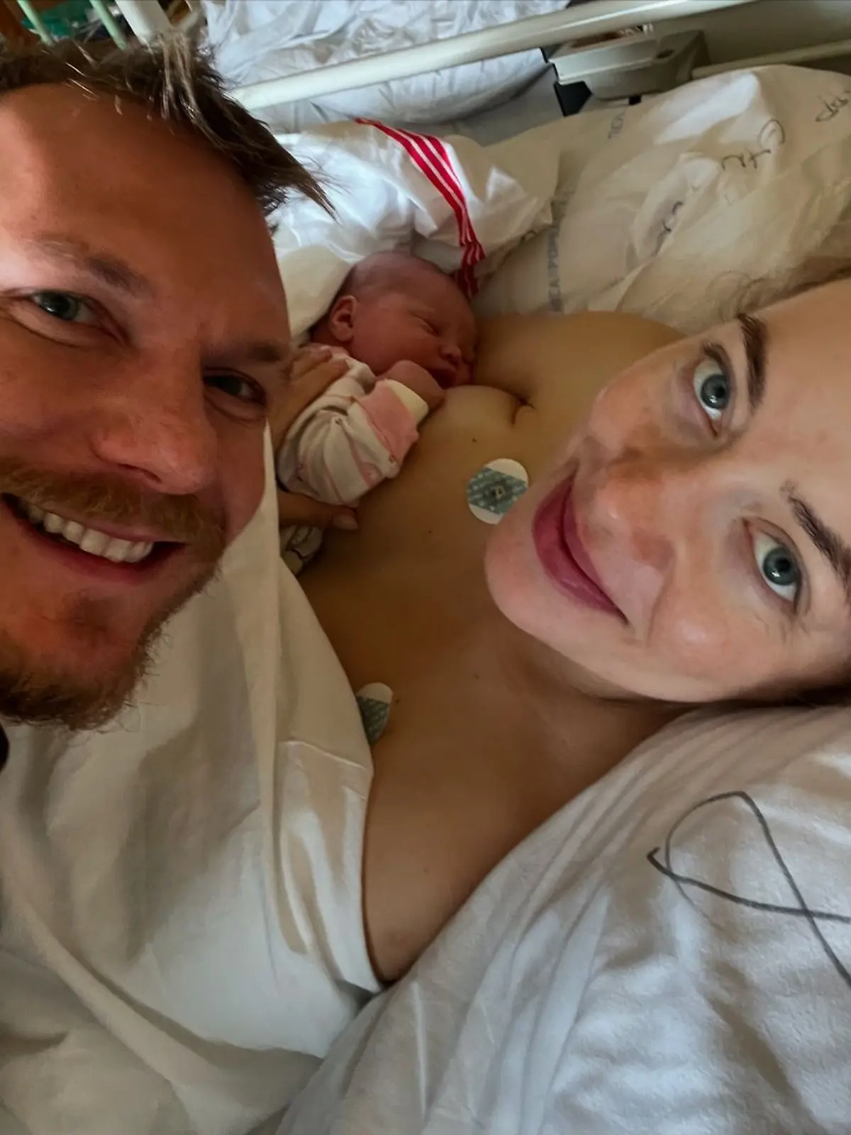 Adam Zampa mit seiner Frau Anna und Töchterchen Zoe.