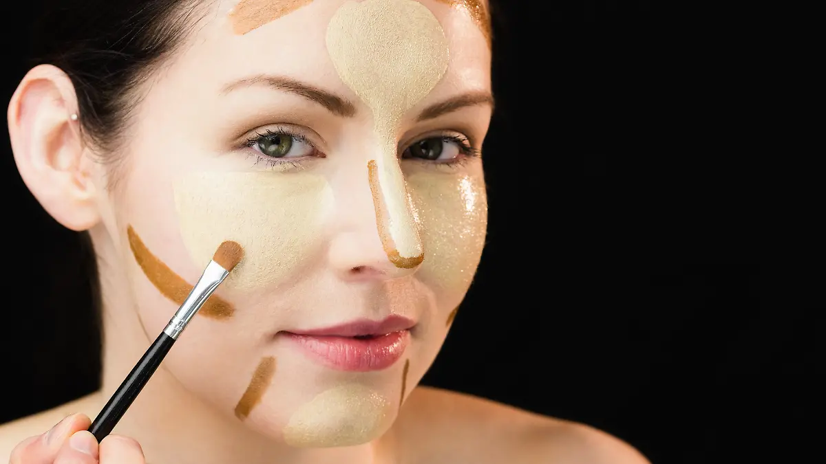 Contouring: Mit gezielten Pinselstrichen kann man sein Gesicht schmaler schminken.