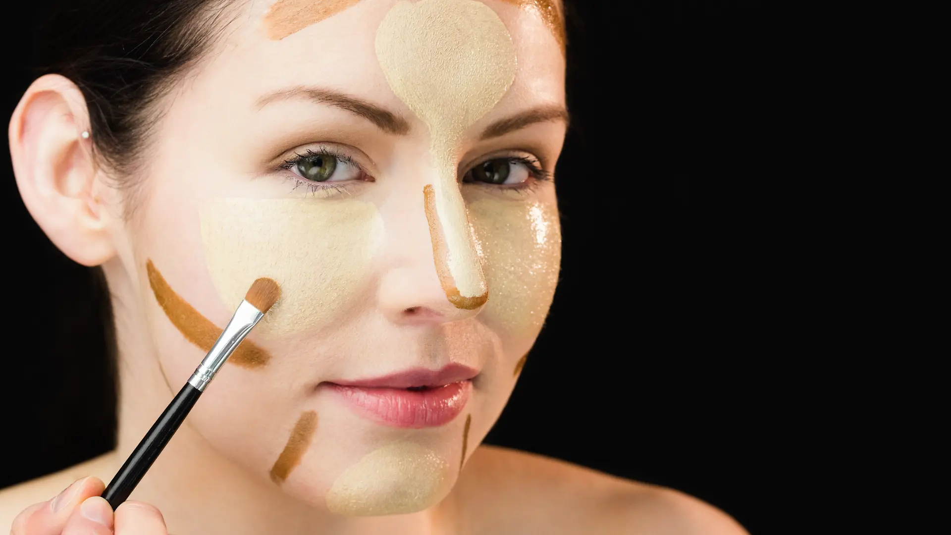 Contouring: Mit gezielten Pinselstrichen kann man sein Gesicht schmaler schminken.