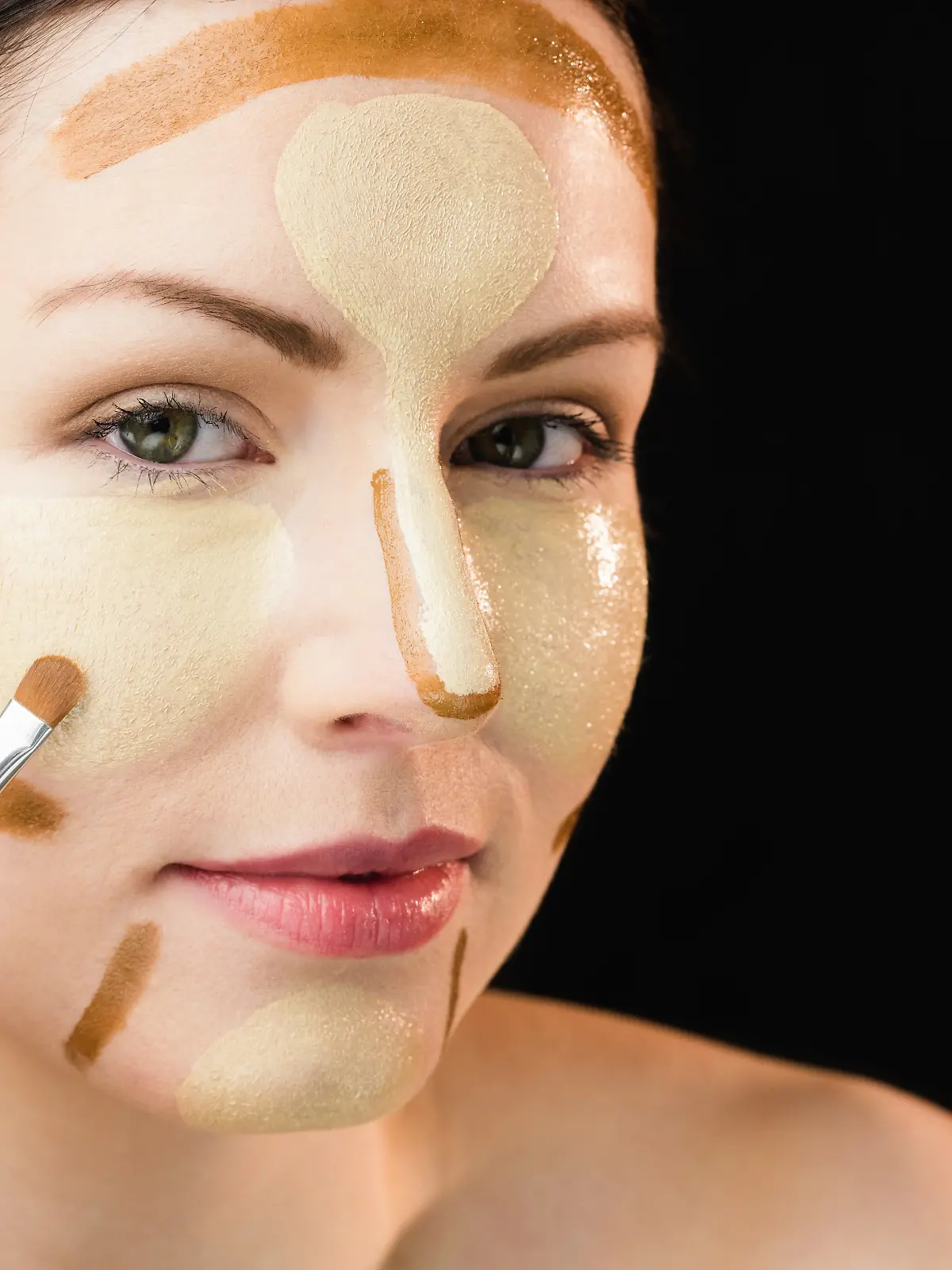 Contouring: Mit gezielten Pinselstrichen kann man sein Gesicht schmaler schminken.