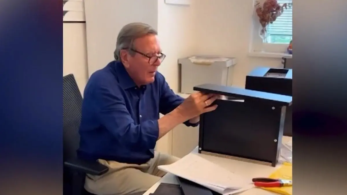 Altkanzler Schröder amüsiert mit Heimwerker-Video „Ein Abenteuer mit Schrauben und Mut"