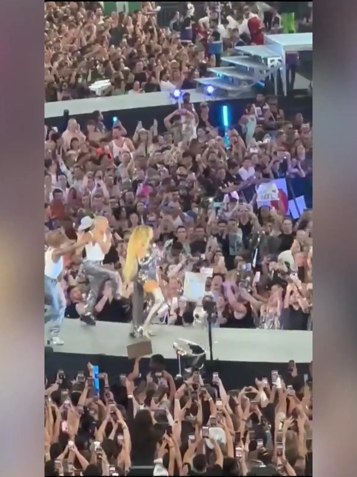 Beyoncé ist eine der erfolgreichsten Musik-Queens aller Zeiten. Die Rekord-Grammy-Gewinnerin gastierte in Hessen und viele coole Prominente feierten mit. Models, Fotografen und sogar die Schlagerkönigin Helene Fischer waren dabei.