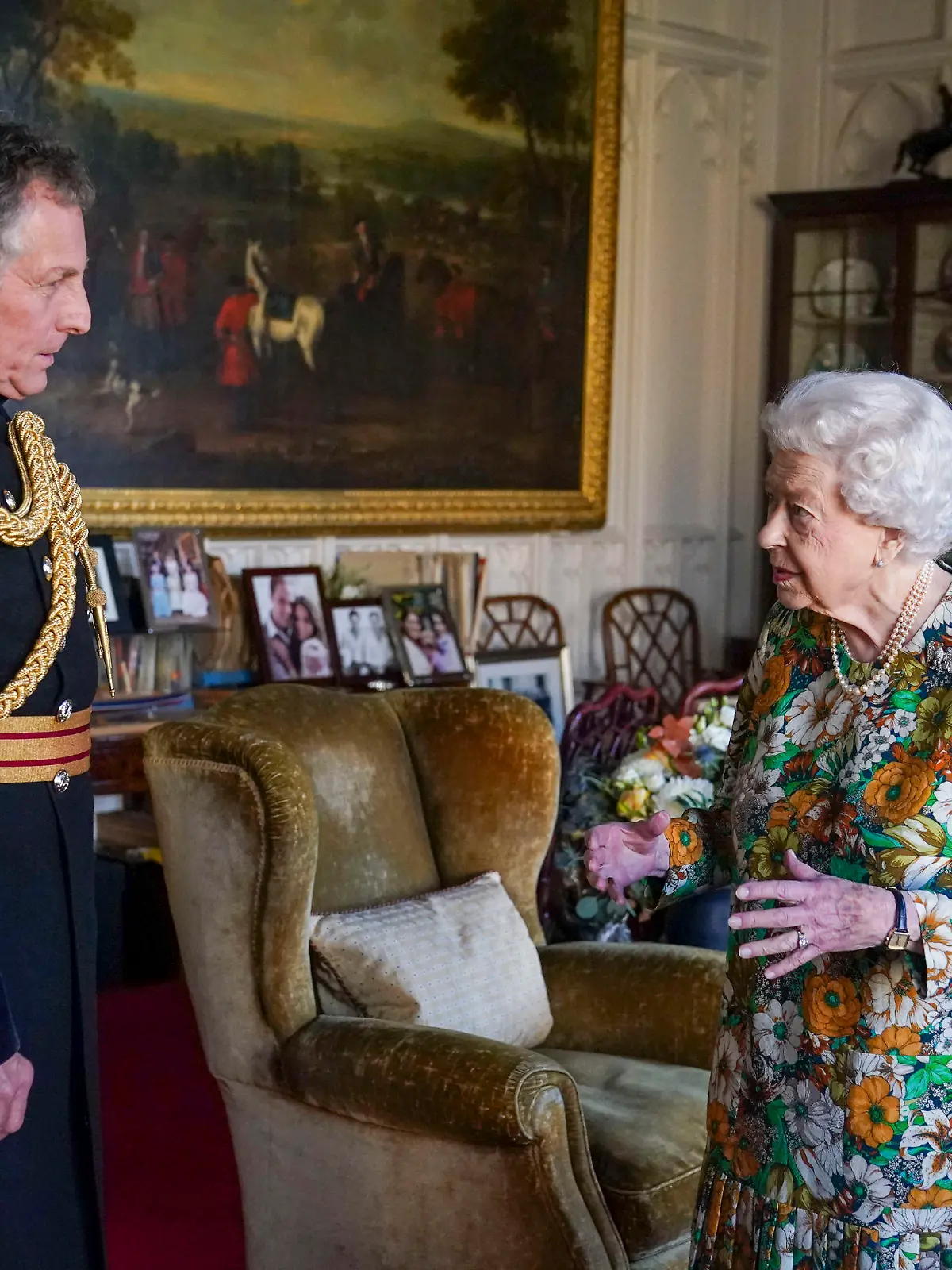 WINDSOR, ENGLAND - NOVEMBER 17: Queen Elizabeth II receives General Sir Nick Carter, Chief of the Defence Staff, during an audience in the Oak Room at Windsor Castle on November 17, 2021 in Windsor, England. General Sir Nick is relinquishing his role as the Chief of Defence Staff at the end of this month. (Photo by Steve Parsons - Pool/Getty Images)