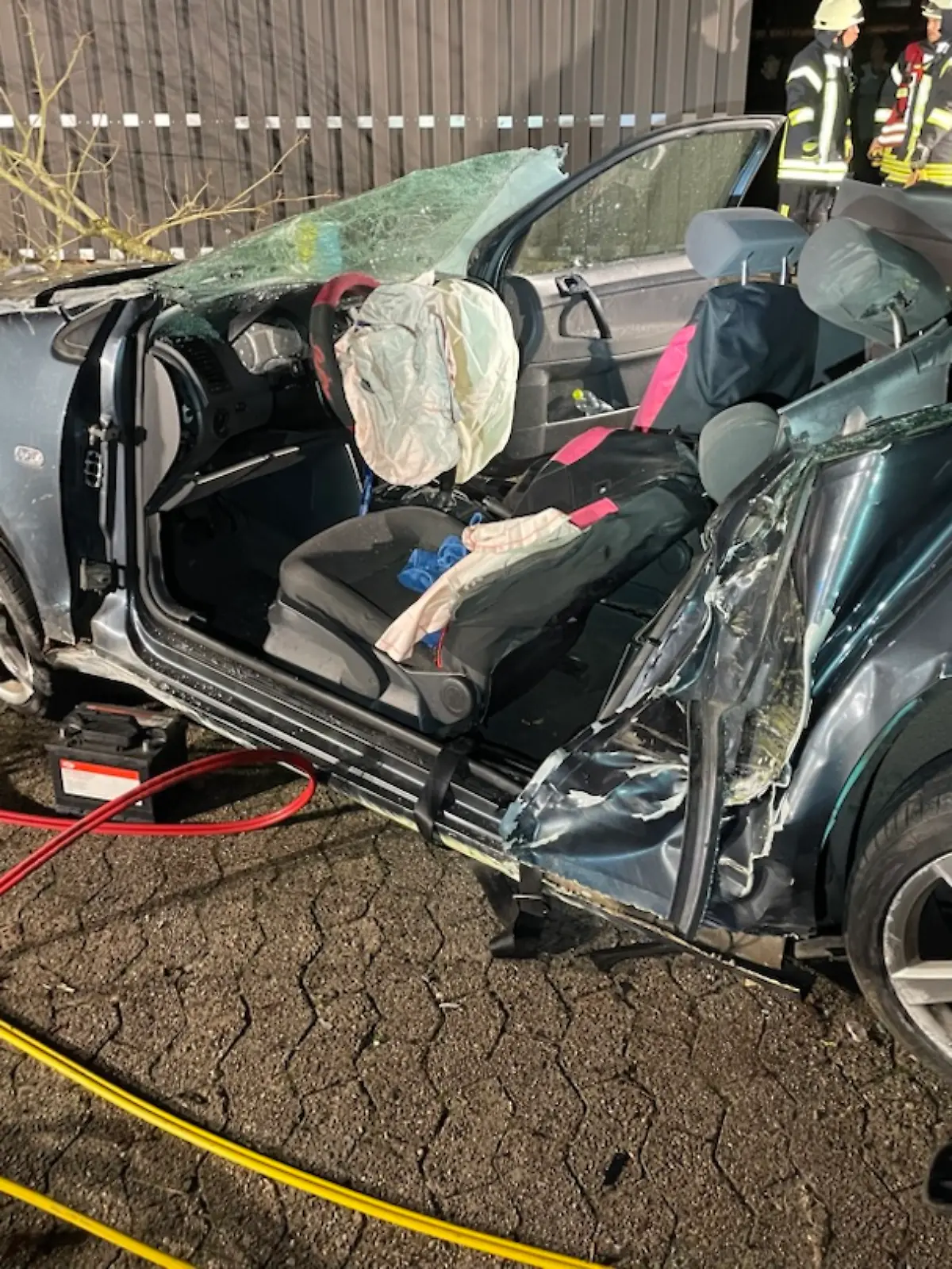 Sein VW-Polo gleicht einem Schrotthaufen. 