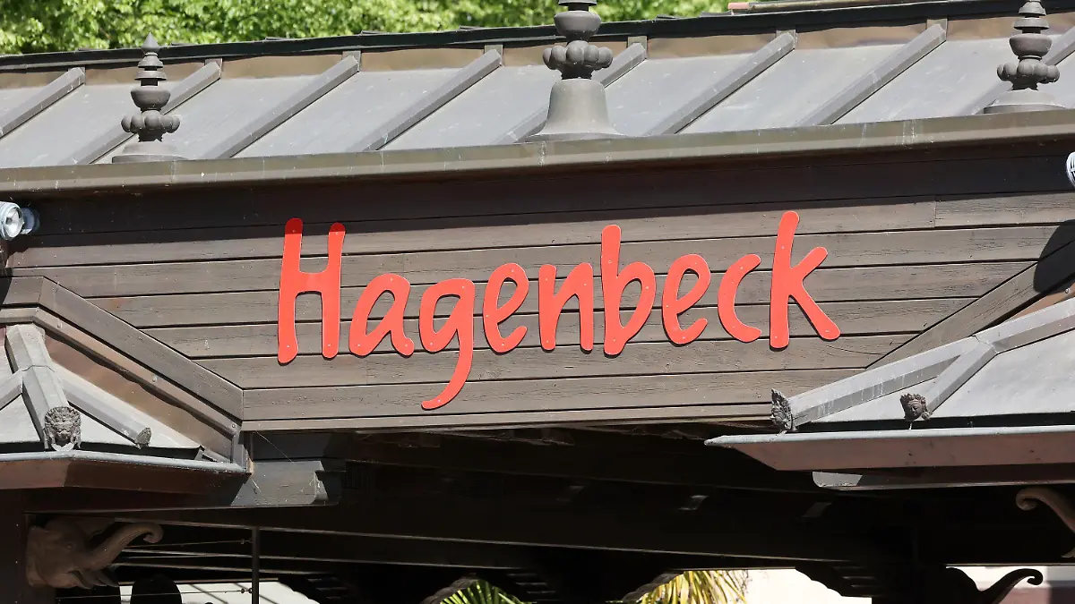 10.06.2023, Hamburg: "Hagenbeck" steht auf einem Schild am Eingangsbereich des Tierpark Hagenbeck. Die Hamburger Feuerwehr hat am Samstag der 57-jährigen Elefantendame Shandra im Tierpark Hagenbeck beim Aufstehen helfen müssen. Die Tierärztin vermutet, dass die Elefantenkuh bei den sommerlichen Temperaturen zu wenig getrunken und Kreislaufprobleme hatte. (zu dpa Feuerwehr muss Elefantendame beim Aufstehen helfen) Foto: Bodo Marks/dpa +++ dpa-Bildfunk +++
