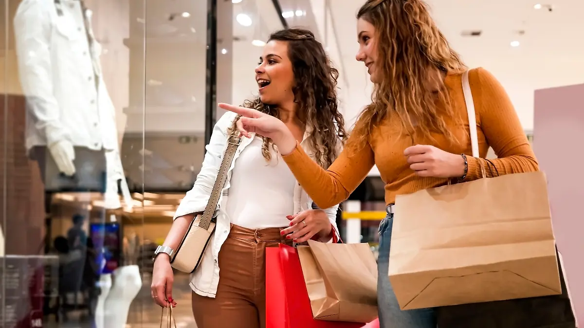 Zwei Frauen gehen shoppen.