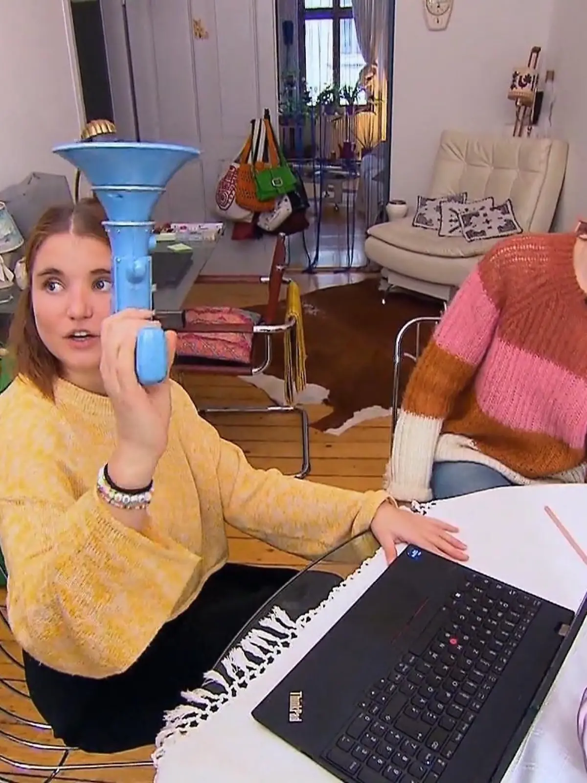 Bild zu: "Kandidatin Mirella shoppt online"