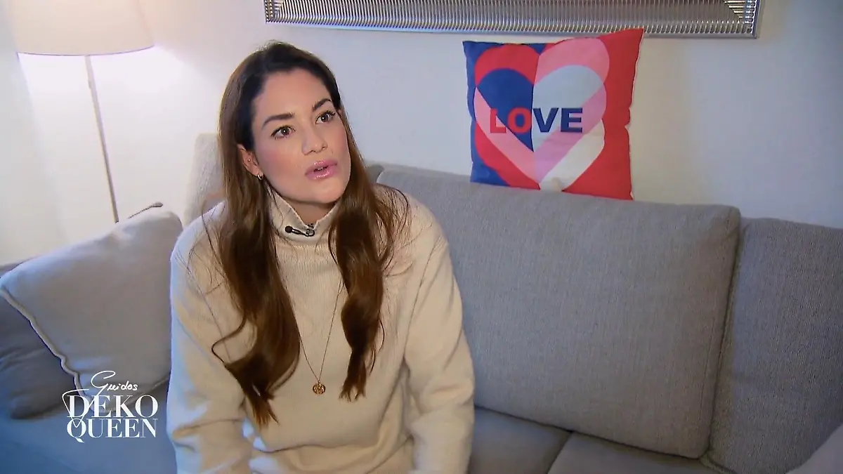 Gerade aus Indien eingeflogen Flugbegleiterin Vivien