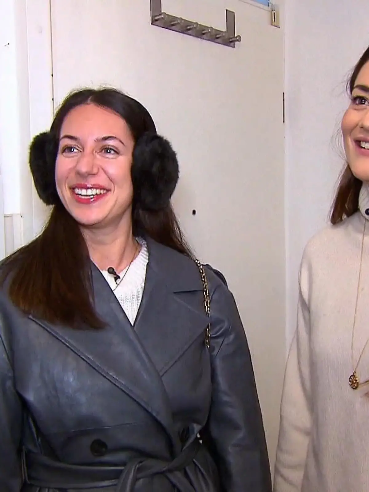 Bild zu: "Vivien und Marie erfahren das Motto"