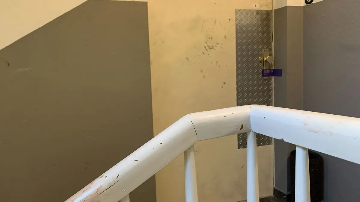 Eine Wohnungstür in dem Mehrfamilienhaus 