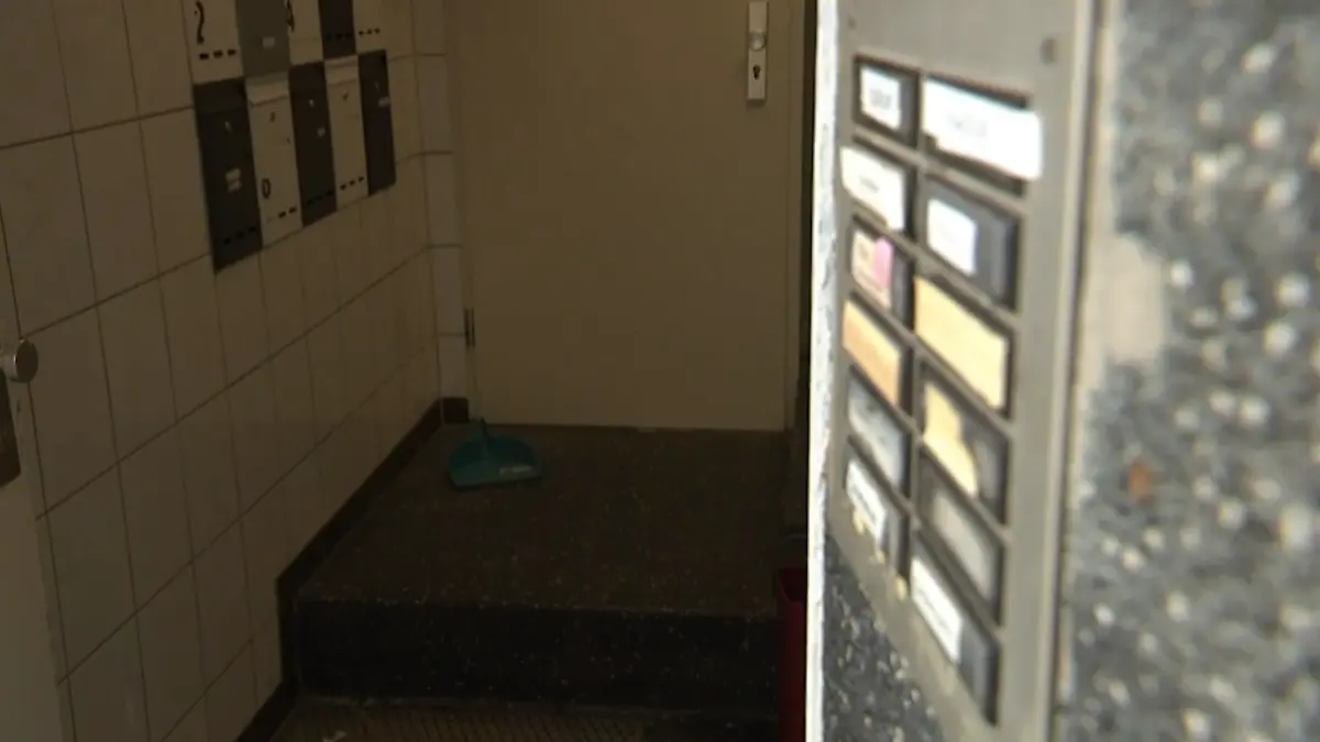 In diesem Hausflur wird die 30-Jährige mit schweren Stichverletzungen gefunden. 