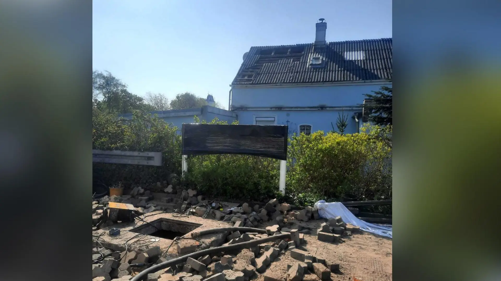 In dieses Hausdach wurde der 60-jährige Mann geschleudert.