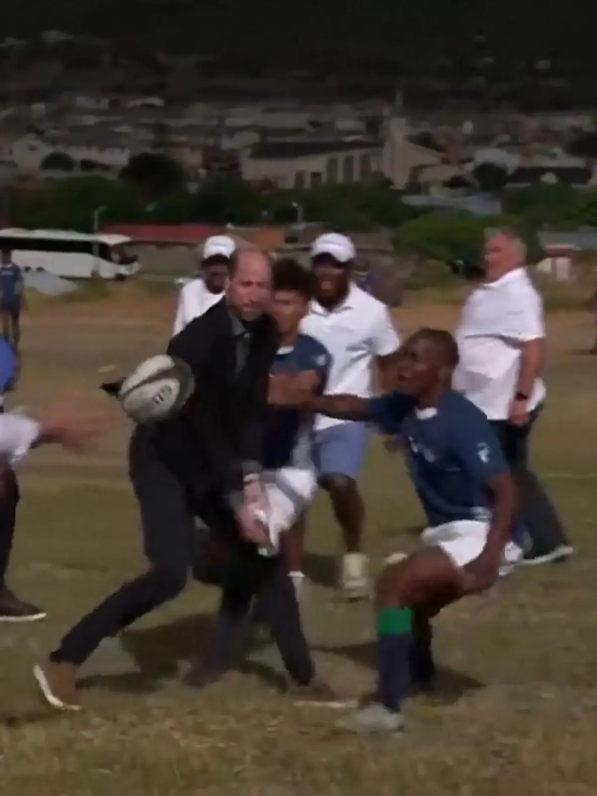 Bild zu: "Prinz William spielt Rugby in Südafrika"