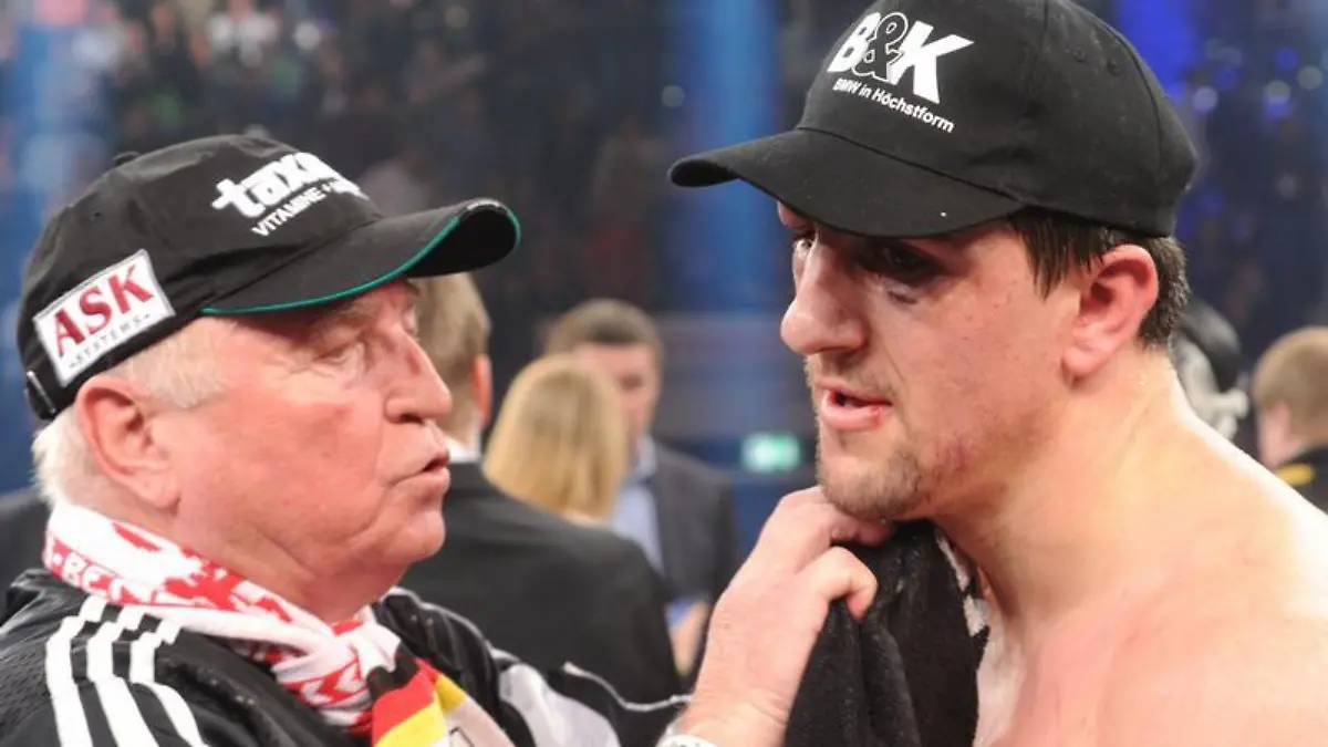Trainer Ulli Wegner war nach der Niederlage von Marco Huck (r) sauer auf den Ringrichter. Foto: Uli Deck